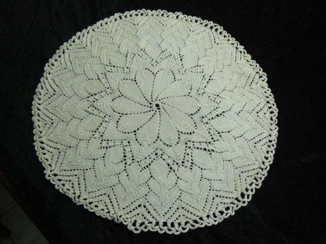 STUNNING HAND KNITTED VINTAGE COTTON DOILIE 42 CM