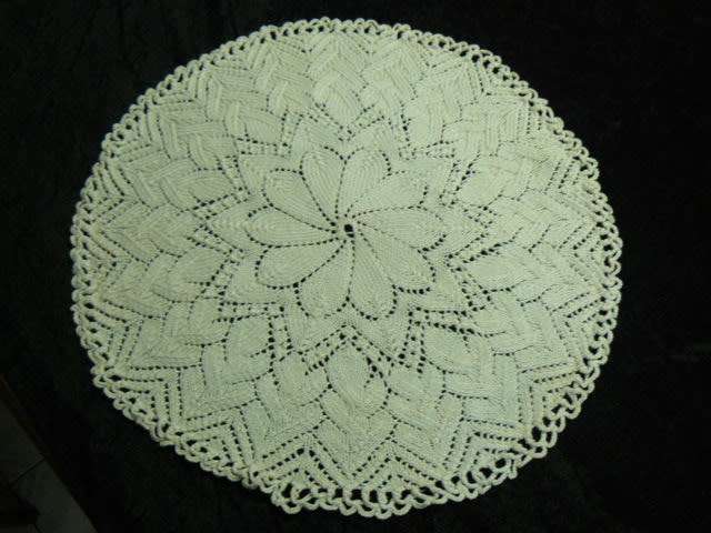 STUNNING HAND KNITTED VINTAGE COTTON DOILIE 42 CM