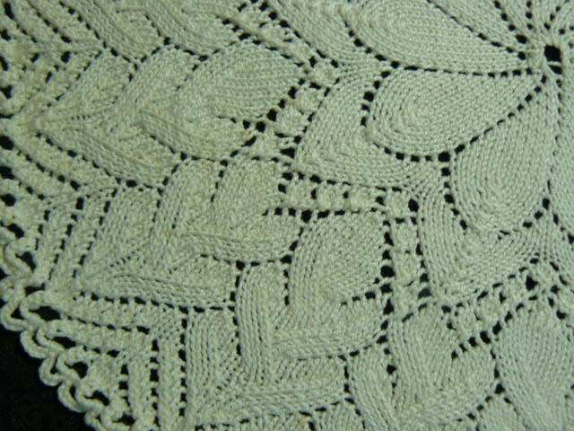 STUNNING HAND KNITTED VINTAGE COTTON DOILIE 42 CM