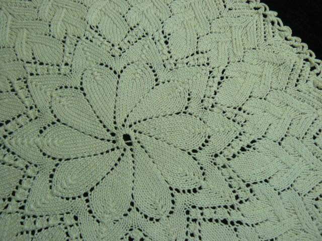 STUNNING HAND KNITTED VINTAGE COTTON DOILIE 42 CM
