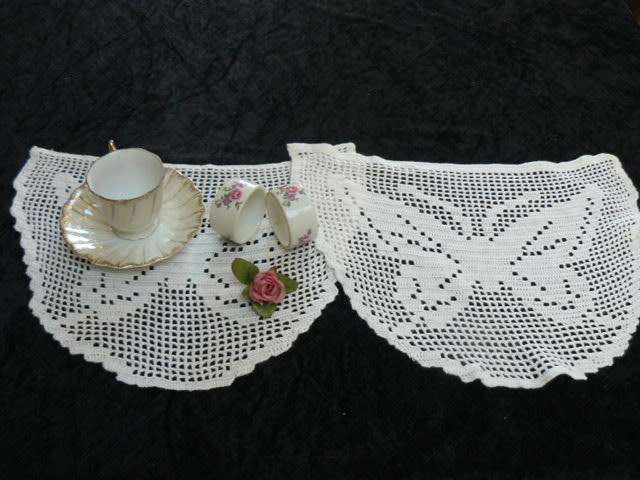 2 X DOILIS CAN BE USED ASPLACE MATS AND TWO CERAMIC SERVIETTE RINGS