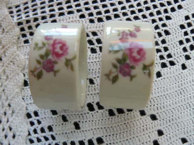 2 X DOILIS CAN BE USED ASPLACE MATS AND TWO CERAMIC SERVIETTE RINGS