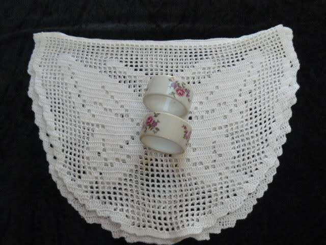 2 X DOILIS CAN BE USED ASPLACE MATS AND TWO CERAMIC SERVIETTE RINGS