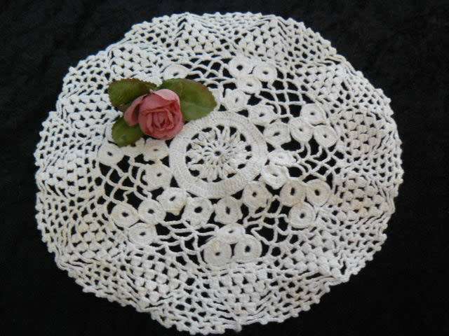 SET OF 5 X VINTAGE COTTON DOILIES HAND CHROCETED