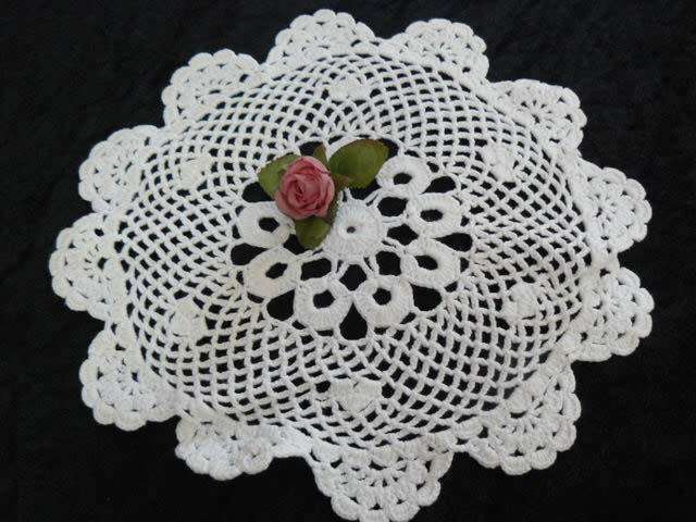 SET OF 5 X VINTAGE COTTON DOILIES HAND CHROCETED
