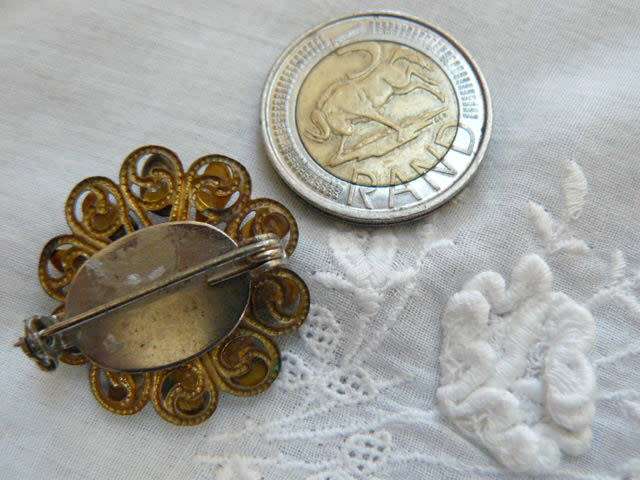 TYGERS EYE BROOCH IN GOLD TONED CASING WITH SILVER TONED BACK PIN