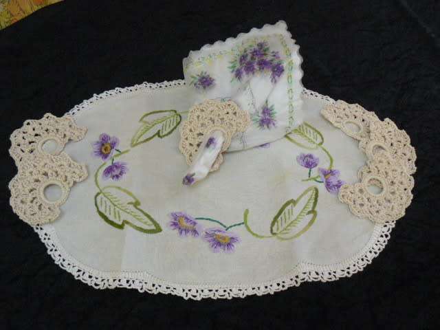 VINTAGE COTTON EMBROIDERED TRAY CLOTH, HAND CROCHETED EDGE + 6 X SERVIETTE RINGS