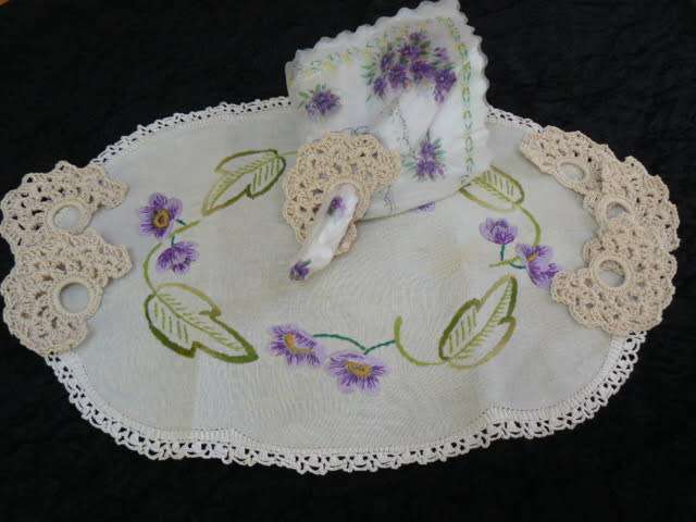 VINTAGE COTTON EMBROIDERED TRAY CLOTH, HAND CROCHETED EDGE + 6 X SERVIETTE RINGS