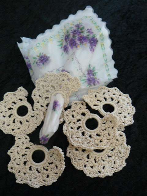 VINTAGE COTTON EMBROIDERED TRAY CLOTH, HAND CROCHETED EDGE + 6 X SERVIETTE RINGS