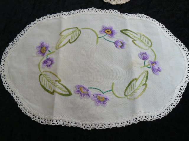 VINTAGE COTTON EMBROIDERED TRAY CLOTH, HAND CROCHETED EDGE + 6 X SERVIETTE RINGS