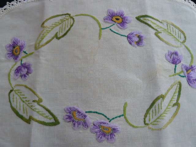 VINTAGE COTTON EMBROIDERED TRAY CLOTH, HAND CROCHETED EDGE + 6 X SERVIETTE RINGS