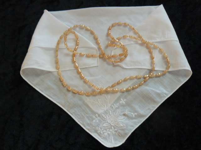 VINTAGE COTON EMBROIDERED HANKIE AND FREE STRAND OF FOUX PEARLS