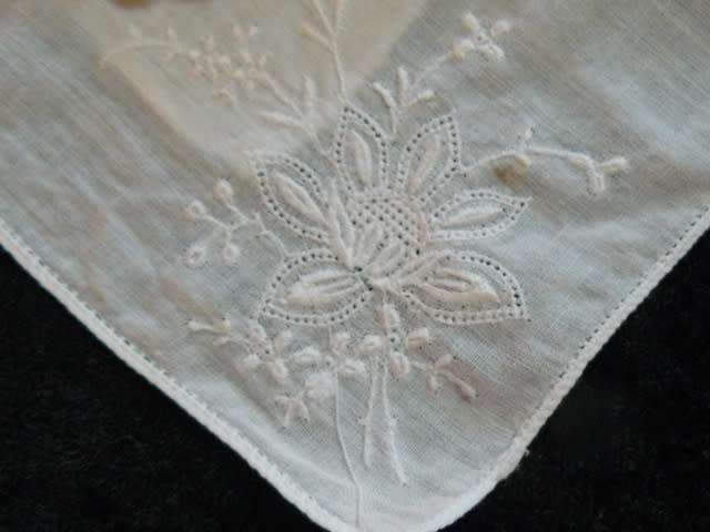 VINTAGE COTON EMBROIDERED HANKIE AND FREE STRAND OF FOUX PEARLS