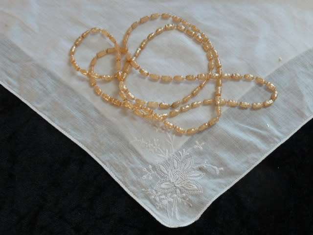 VINTAGE COTON EMBROIDERED HANKIE AND FREE STRAND OF FOUX PEARLS