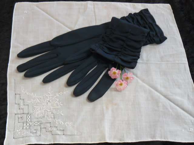 VINTAGE COTTON HANKIE AND GLOVES MED