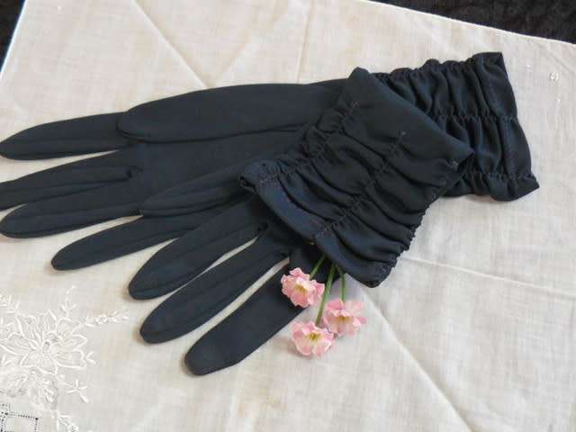 VINTAGE COTTON HANKIE AND GLOVES MED