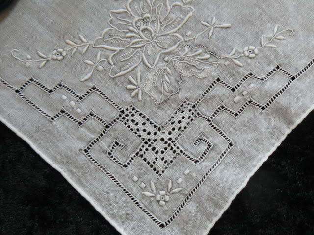 VINTAGE COTTON HANKIE AND GLOVES MED
