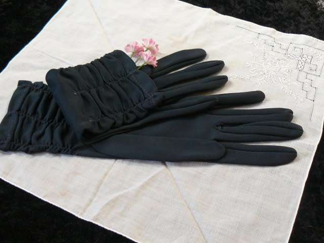 VINTAGE COTTON HANKIE AND GLOVES MED
