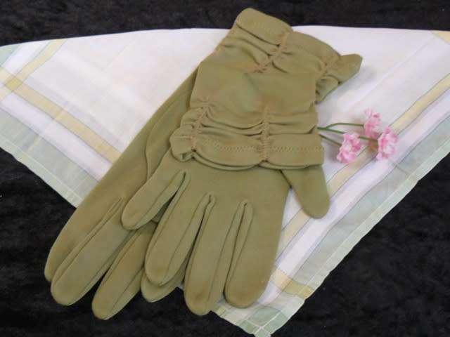 VINTAGE COTTON HANKIE AND GLOVES
