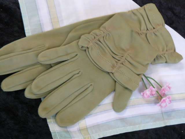 VINTAGE COTTON HANKIE AND GLOVES