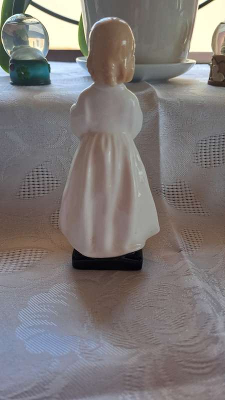 Royal Doulton Bed time figuringe