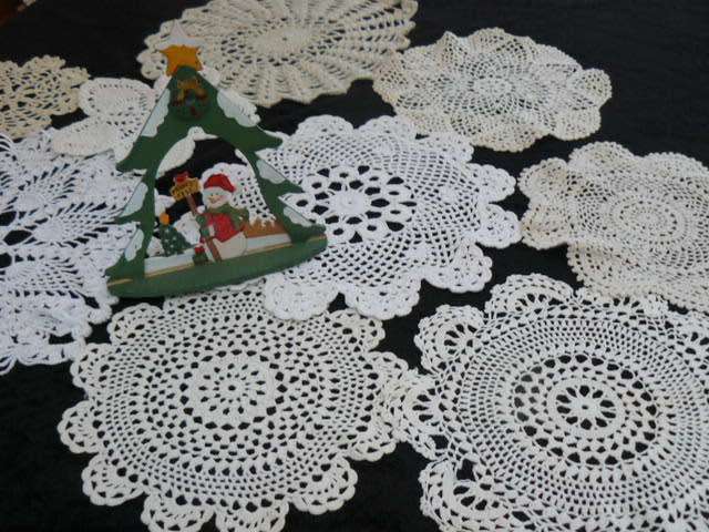 LOT OD DOILIES LOT !!!! X 9