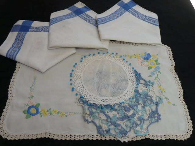 VINTAGE COTTON EMBROIDERED TRAY CLOH WITH OTHER ITEMS