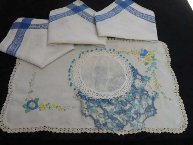 VINTAGE COTTON EMBROIDERED TRAY CLOH WITH OTHER ITEMS