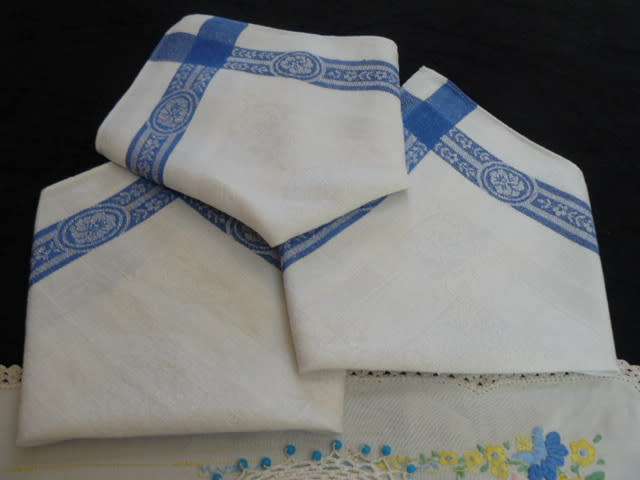 VINTAGE COTTON EMBROIDERED TRAY CLOH WITH OTHER ITEMS