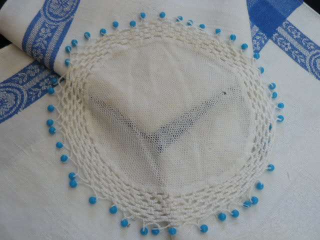 VINTAGE COTTON EMBROIDERED TRAY CLOH WITH OTHER ITEMS