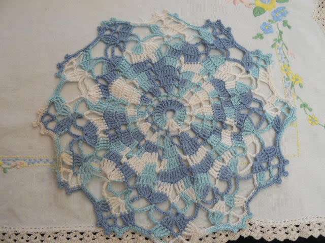 VINTAGE COTTON EMBROIDERED TRAY CLOH WITH OTHER ITEMS