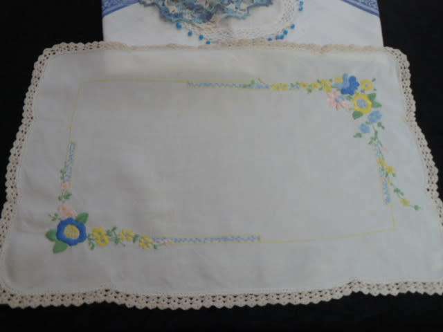 VINTAGE COTTON EMBROIDERED TRAY CLOH WITH OTHER ITEMS