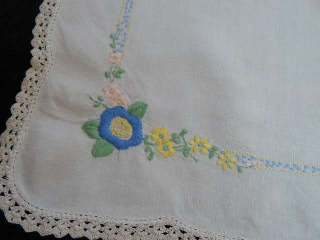 VINTAGE COTTON EMBROIDERED TRAY CLOH WITH OTHER ITEMS