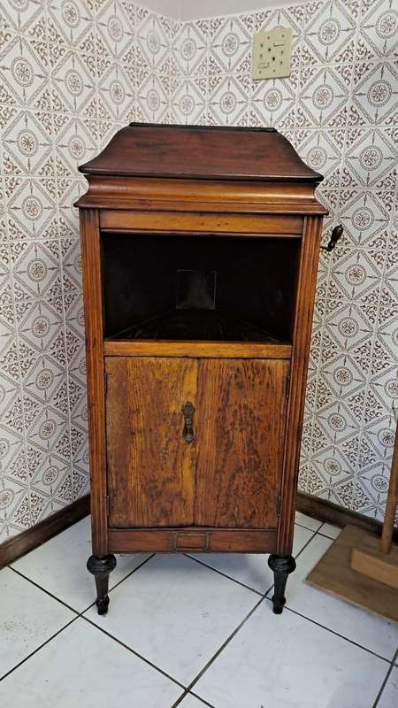 His Master`s voice working floor standing phonograph