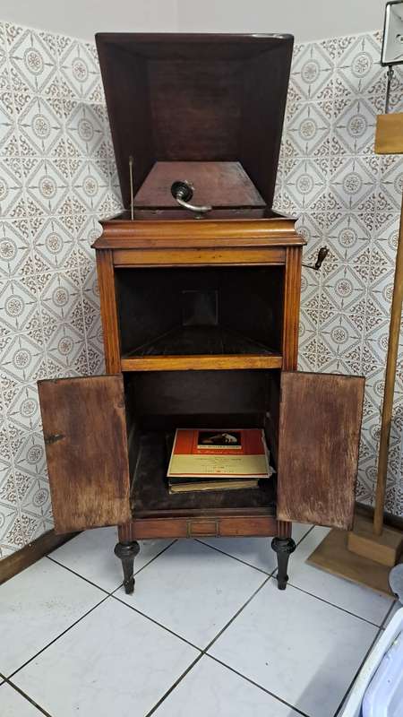 His Master`s voice working floor standing phonograph