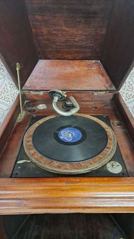 His Master`s voice working floor standing phonograph