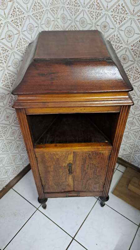 His Master`s voice working floor standing phonograph