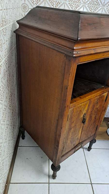 His Master`s voice working floor standing phonograph