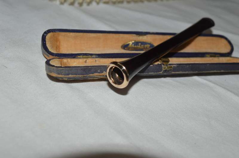 Aonian bakelite and gold elegant vintage cigarette holder