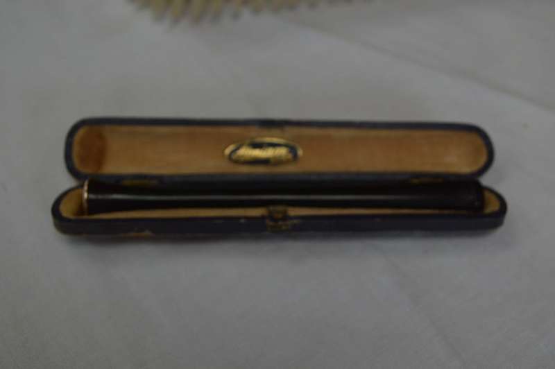 Aonian bakelite and gold elegant vintage cigarette holder