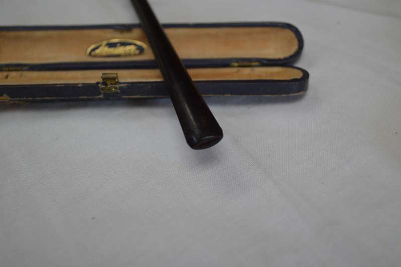 Aonian bakelite and gold elegant vintage cigarette holder