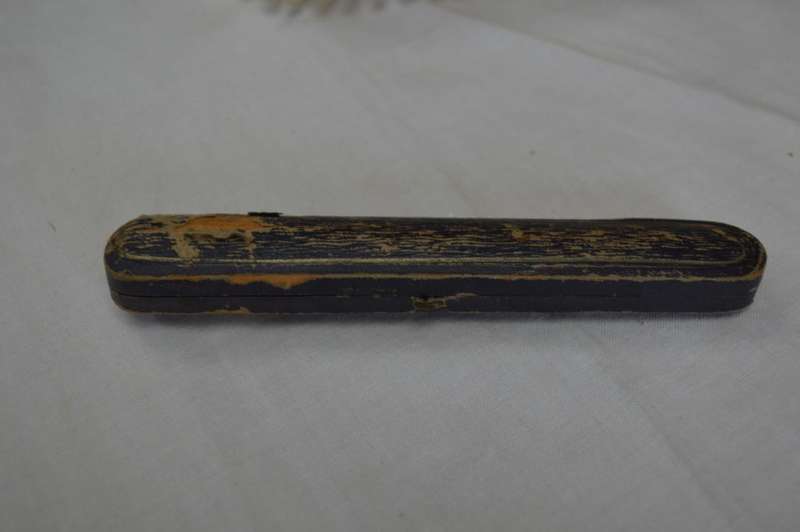 Aonian bakelite and gold elegant vintage cigarette holder