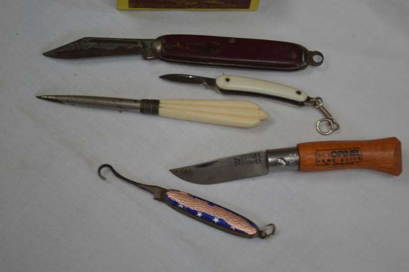 Lot of miniature pocket knives and others