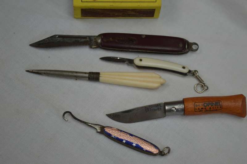 Lot of miniature pocket knives and others