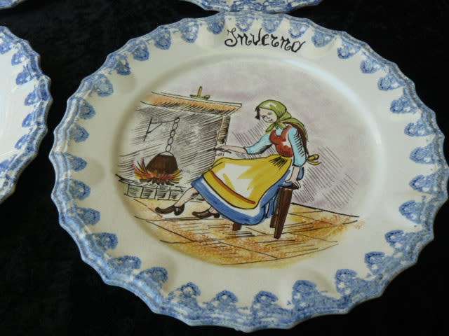 CERAMIC SET OF X 4 WALL HANGING WALL PLATES 27 CM  ****REDUCED****