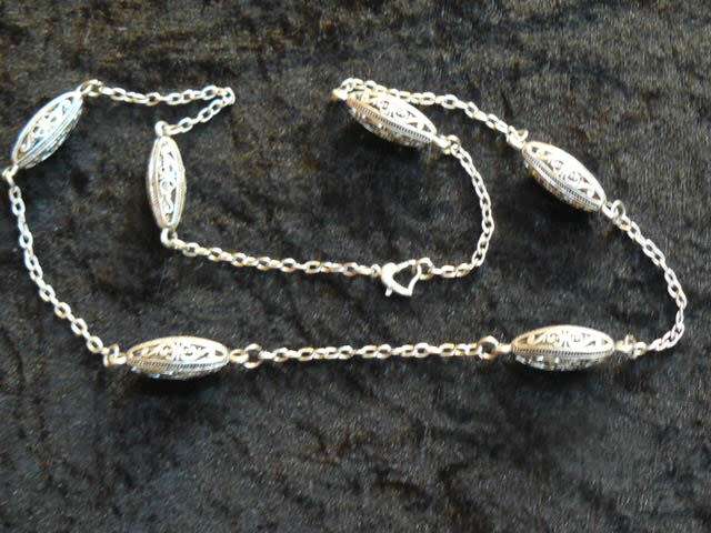 VERY PRETTY DETAILED SILVER TONED NECKLACE 65 CM GOOD CONDITION S/S