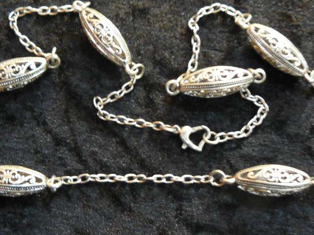 VERY PRETTY DETAILED SILVER TONED NECKLACE 65 CM GOOD CONDITION S/S