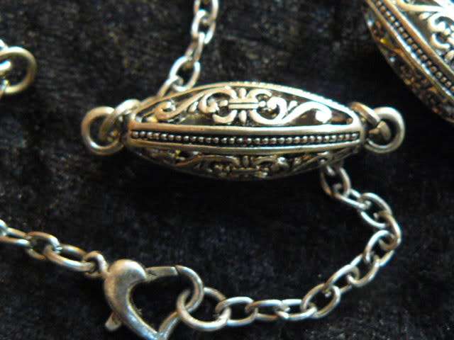 VERY PRETTY DETAILED SILVER TONED NECKLACE 65 CM GOOD CONDITION S/S