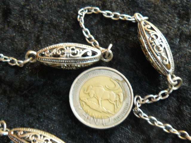 VERY PRETTY DETAILED SILVER TONED NECKLACE 65 CM GOOD CONDITION S/S