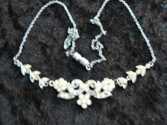 SILVER TONED NECKLACE VERY DETAILED AND FINE